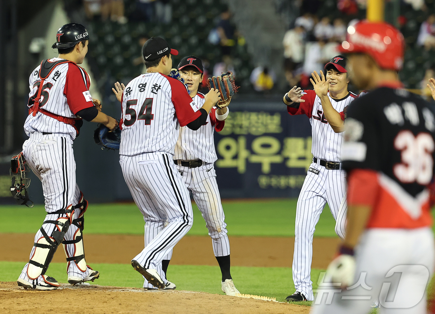 (서울=뉴스1) 김진환 기자 = 14일 오후 서울 송파구 잠실야구장에서 열린 프로야구 '2025 신한 SOL뱅크 KBO 리그' KIA 타이거즈와 LG 트윈스의 경기, 14대0 대승 …