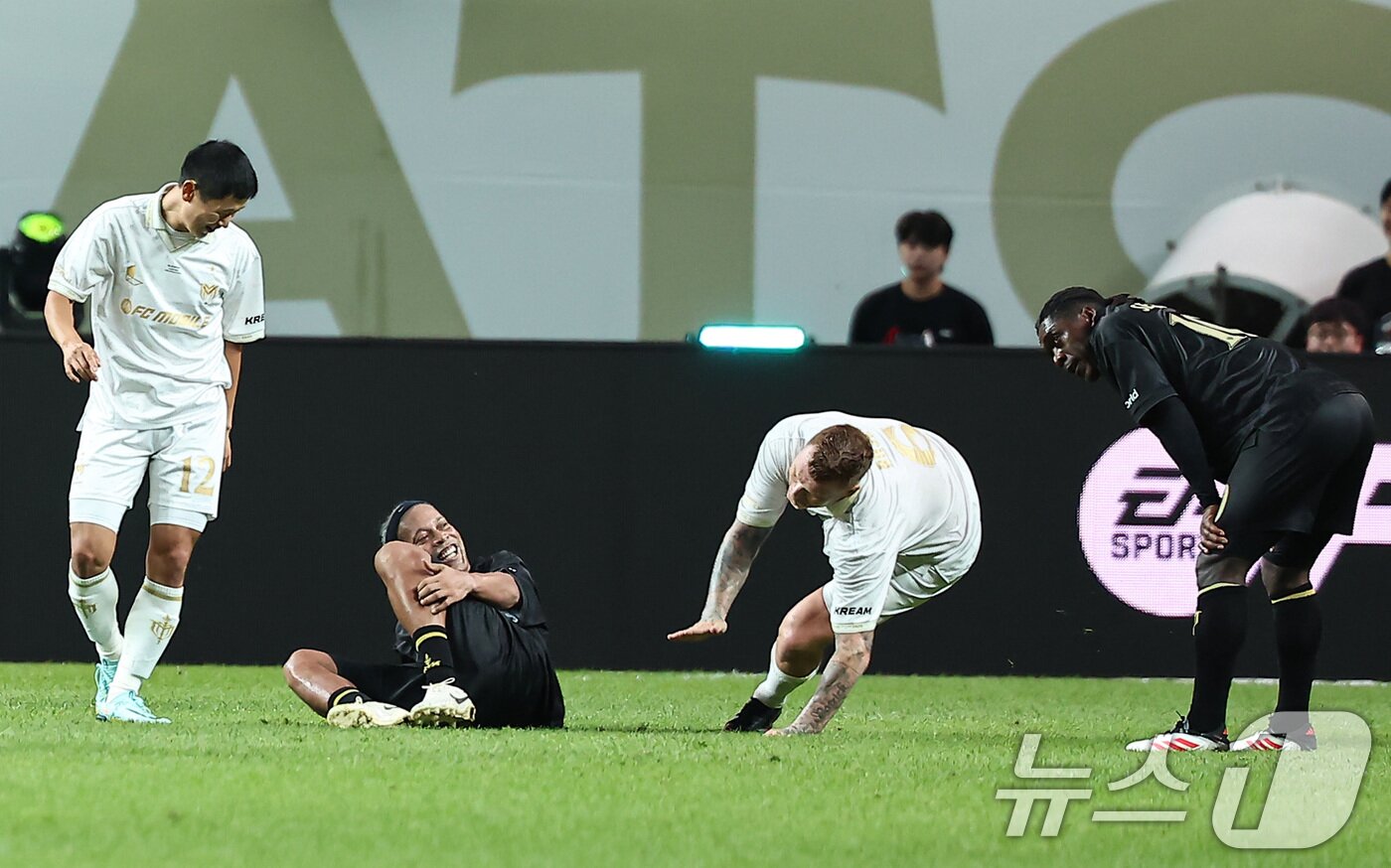 본문 이미지 - 14일 오후 서울 마포구 서울월드컵경기장에서 열린 &#39;2025 넥슨 아이콘매치&#39; FC 스피어와 실드 유나이티드의 경기, 실드 유나이티드 욘 아르네 리세가 FC스피어 호나우지뉴가 넘어진것에 대해 항의하고 있다. 2025.9.14/뉴스1 ⓒ News1 김도우 기자