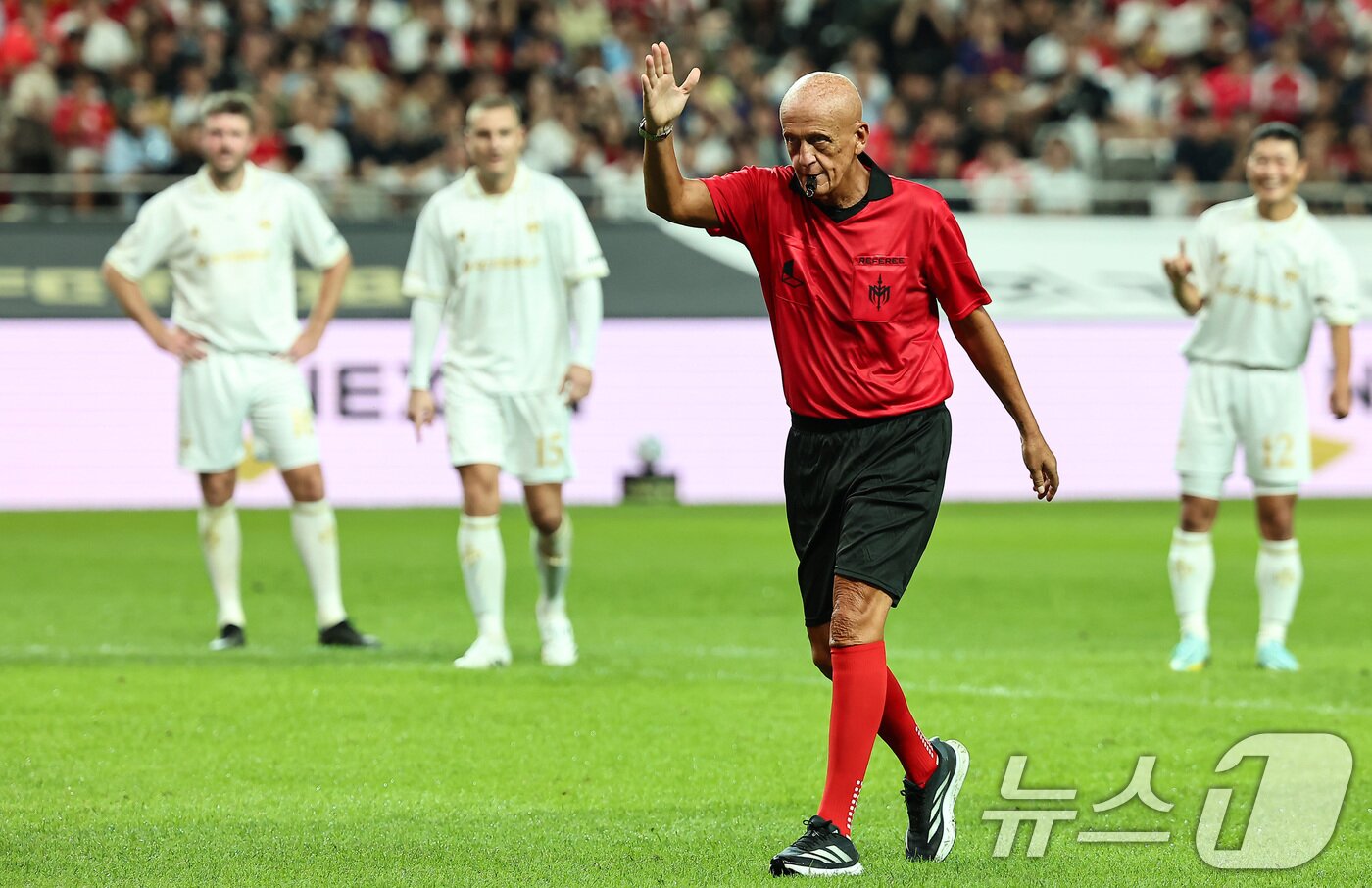 본문 이미지 - 14일 오후 서울 마포구 서울월드컵경기장에서 열린 &#39;2025 넥슨 아이콘매치&#39; FC 스피어와 실드 유나이티드의 경기, 피에를루이지 콜리나 주심이 판정하고 있다. 2025.9.14/뉴스1 ⓒ News1 김도우 기자