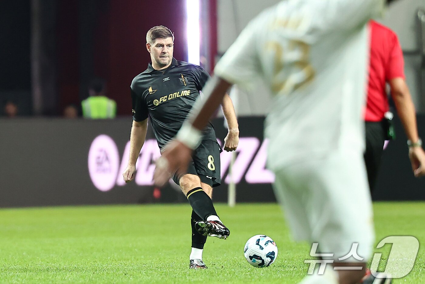 본문 이미지 - 14일 오후 서울 마포구 서울월드컵경기장에서 열린 &#39;2025 넥슨 아이콘매치&#39; FC 스피어와 실드 유나이티드의 경기, FC스피어 스티븐 제라드가 패스를 하고 있다. 2025.9.14/뉴스1 ⓒ News1 김도우 기자