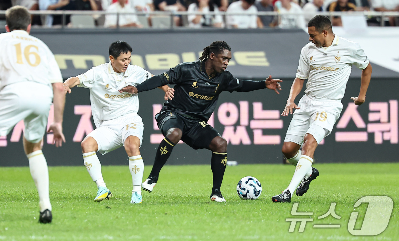 (서울=뉴스1) 김도우 기자 = 14일 오후 서울 마포구 서울월드컵경기장에서 열린 '2025 넥슨 아이콘매치' FC 스피어와 실드 유나이티드의 경기, FC스피어 클라렌스 세도로프가 …