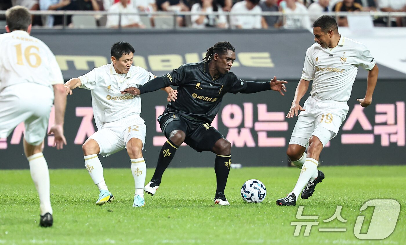 본문 이미지 - 14일 오후 서울 마포구 서울월드컵경기장에서 열린 &#39;2025 넥슨 아이콘매치&#39; FC 스피어와 실드 유나이티드의 경기, FC스피어 클라렌스 세도로프가 공격을 시도하고 있다. 2025.9.14/뉴스1 ⓒ News1 김도우 기자