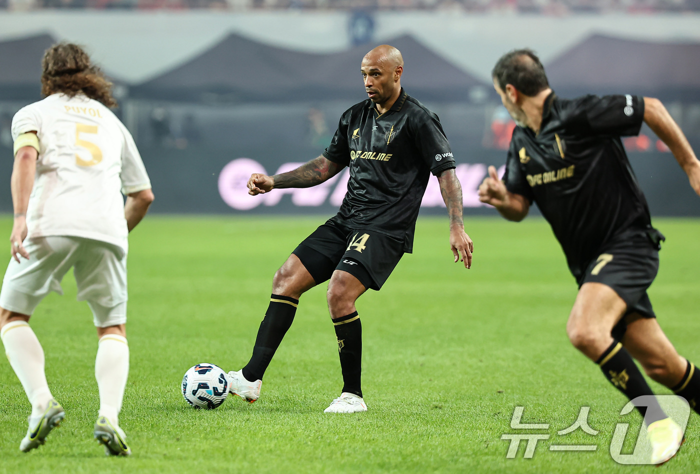 (서울=뉴스1) 김도우 기자 = 14일 오후 서울 마포구 서울월드컵경기장에서 열린 '2025 넥슨 아이콘매치' FC 스피어와 실드 유나이티드의 경기, FC스피어 티에리 앙리가 공격 …