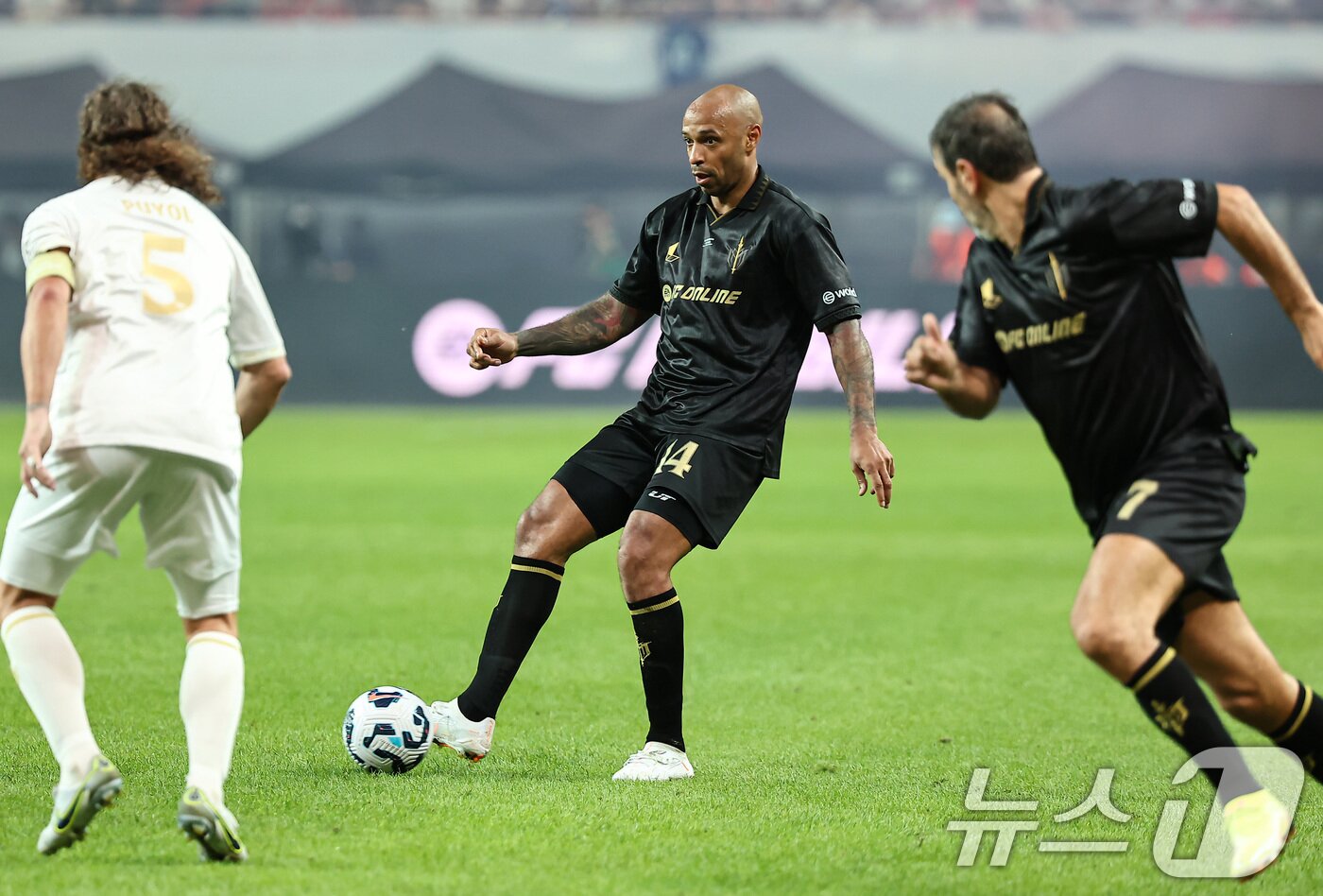 본문 이미지 - 14일 오후 서울 마포구 서울월드컵경기장에서 열린 &#39;2025 넥슨 아이콘매치&#39; FC 스피어와 실드 유나이티드의 경기, FC스피어 티에리 앙리가 공격을 시도하고 있다. 2025.9.14/뉴스1 ⓒ News1 김도우 기자