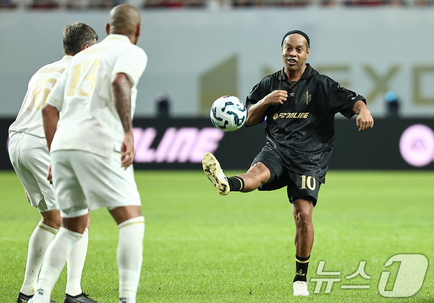 본문 이미지 - 14일 오후 서울 마포구 서울월드컵경기장에서 열린 &#39;2025 넥슨 아이콘매치&#39; FC 스피어와 실드 유나이티드의 경기, FC스피어 호나우지뉴가 패스를 시도하고 있다. 2025.9.14/뉴스1 ⓒ News1 김도우 기자