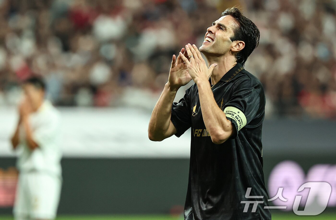 본문 이미지 - 14일 오후 서울 마포구 서울월드컵경기장에서 열린 &#39;2025 넥슨 아이콘매치&#39; FC 스피어와 실드 유나이티드의 경기, FC스피어 카카가 공격에 실패하자 아쉬워하고 있다. 2025.9.14/뉴스1 ⓒ News1 김도우 기자