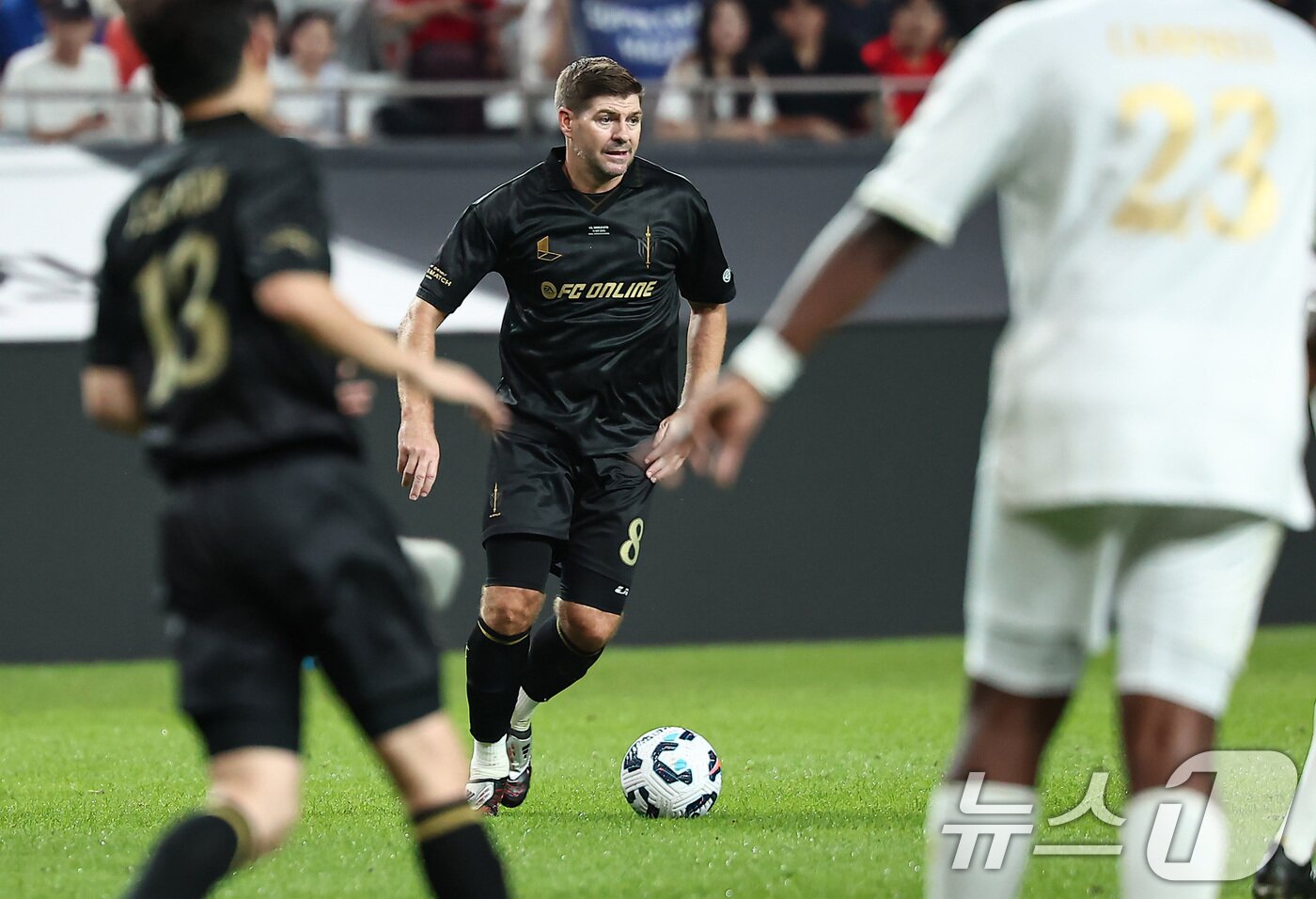 본문 이미지 - 14일 오후 서울 마포구 서울월드컵경기장에서 열린 &#39;2025 넥슨 아이콘매치&#39; FC 스피어와 실드 유나이티드의 경기, FC스피어 스티븐 제라드가 공격을 하고 있다. 2025.9.14/뉴스1 ⓒ News1 김도우 기자