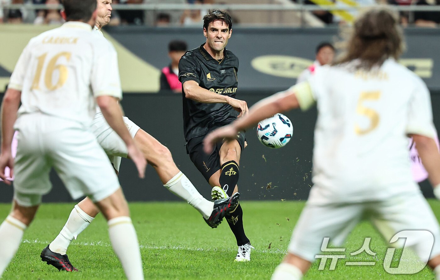 본문 이미지 - 14일 오후 서울 마포구 서울월드컵경기장에서 열린 &#39;2025 넥슨 아이콘매치&#39; FC 스피어와 실드 유나이티드의 경기, FC스피어 카카가 슛을 시도하고 있다. 2025.9.14/뉴스1 ⓒ News1 김도우 기자