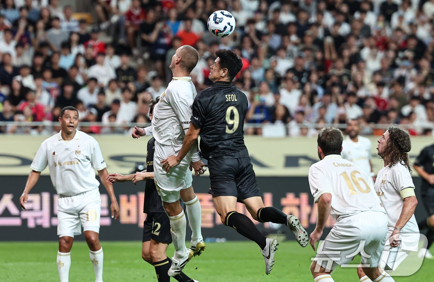 본문 이미지 - 14일 오후 서울 마포구 서울월드컵경기장에서 열린 &#39;2025 넥슨 아이콘매치&#39; FC 스피어와 실드 유나이티드의 경기, FC스피어 설기현이 헤더슛을 시도하고 있다. 2025.9.14/뉴스1 ⓒ News1 김도우 기자