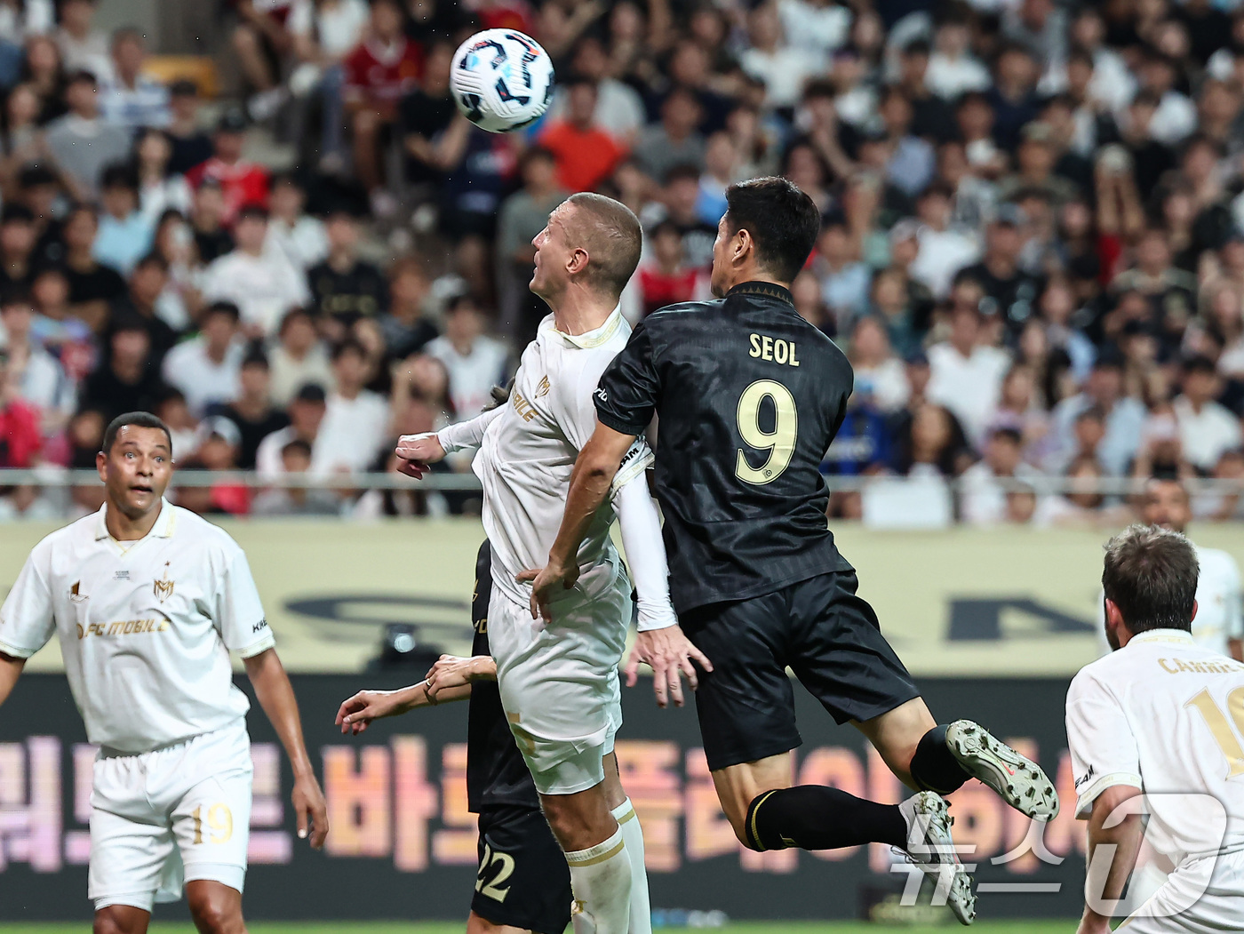 (서울=뉴스1) 김도우 기자 = 14일 오후 서울 마포구 서울월드컵경기장에서 열린 '2025 넥슨 아이콘매치' FC 스피어와 실드 유나이티드의 경기, FC스피어 설기현이 헤더슛을 …