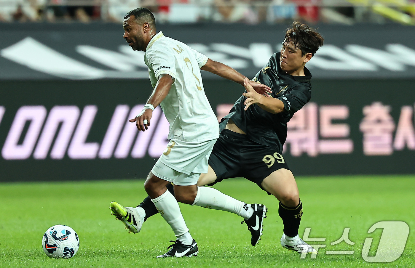 (서울=뉴스1) 김도우 기자 = 14일 오후 서울 마포구 서울월드컵경기장에서 열린 '2025 넥슨 아이콘매치' FC 스피어와 실드 유나이티드의 경기, FC스피어 구자철이 수비를 하 …