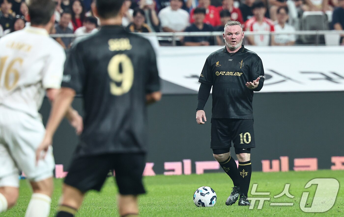 본문 이미지 - 14일 오후 서울 마포구 서울월드컵경기장에서 열린 &#39;2025 넥슨 아이콘매치&#39; FC 스피어와 실드 유나이티드의 경기, FC스피어 웨인 루니가 공격을 시도하고 있다. 2025.9.14/뉴스1 ⓒ News1 김도우 기자