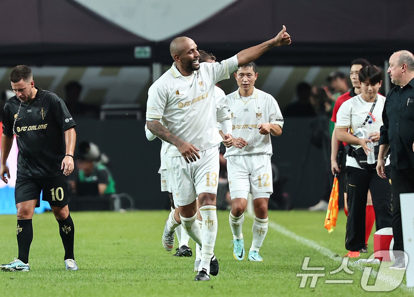 본문 이미지 - 14일 오후 서울 마포구 서울월드컵경기장에서 열린 &#39;2025 넥슨 아이콘매치&#39; FC 스피어와 실드 유나이티드의 경기, 실드 유나이티드 마이콘이 동점골을 넣고 기뻐하고 있다. 2025.9.14/뉴스1 ⓒ News1 김도우 기자