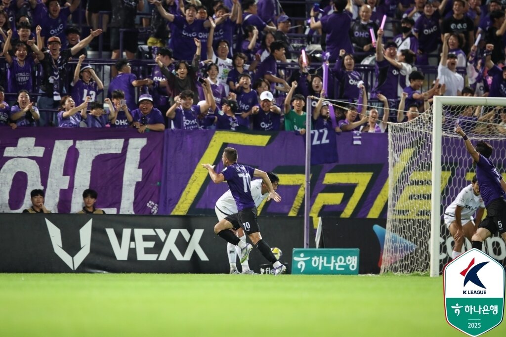 본문 이미지 - FC안양에 승리를 안긴 요키치.(한국프로축구연맹 제공)