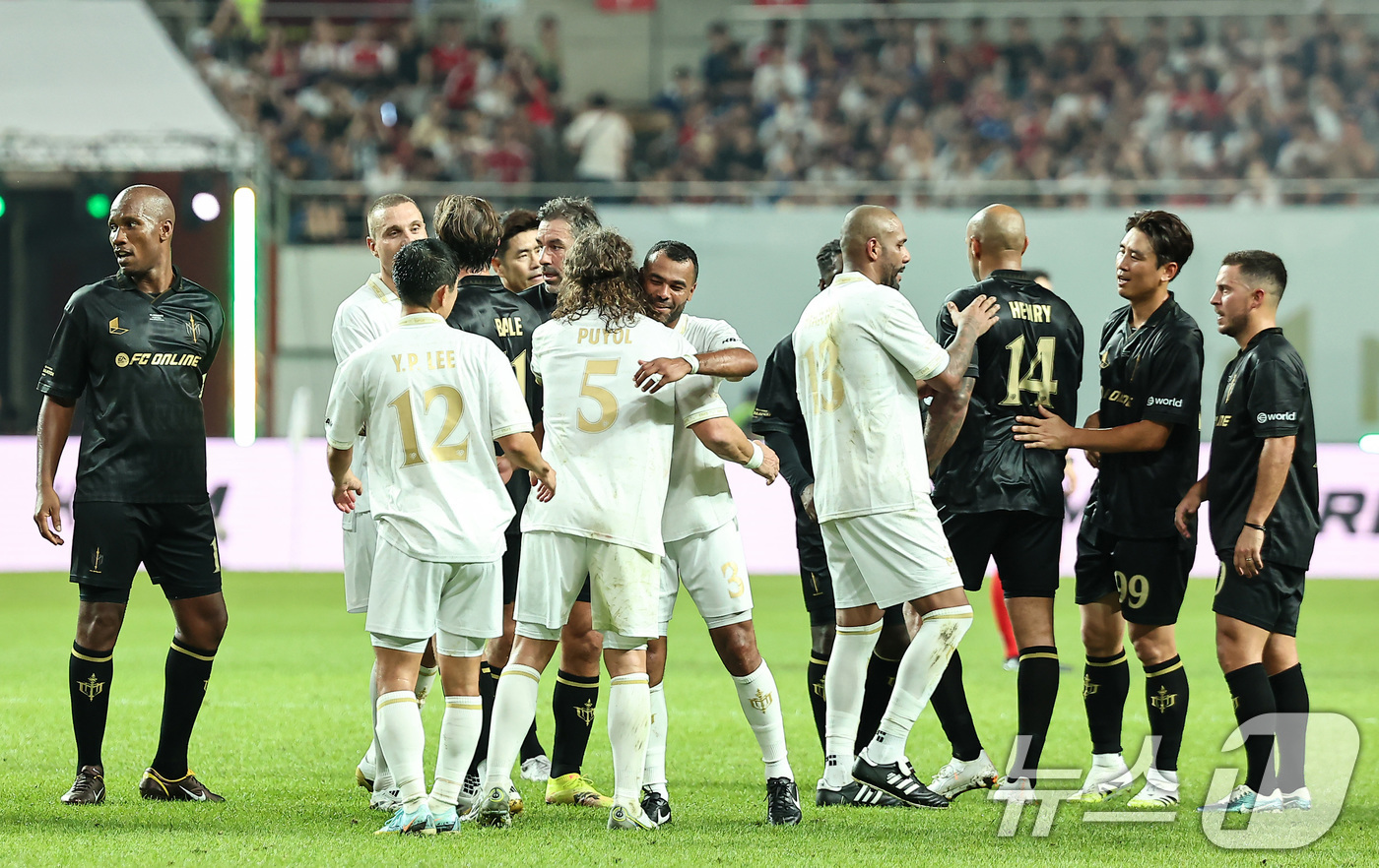 (서울=뉴스1) 김도우 기자 = 14일 오후 서울 마포구 서울월드컵경기장에서 열린 '2025 넥슨 아이콘매치' FC 스피어와 실드 유나이티드의 경기, 실드 유나이티드 선수들이 2대 …