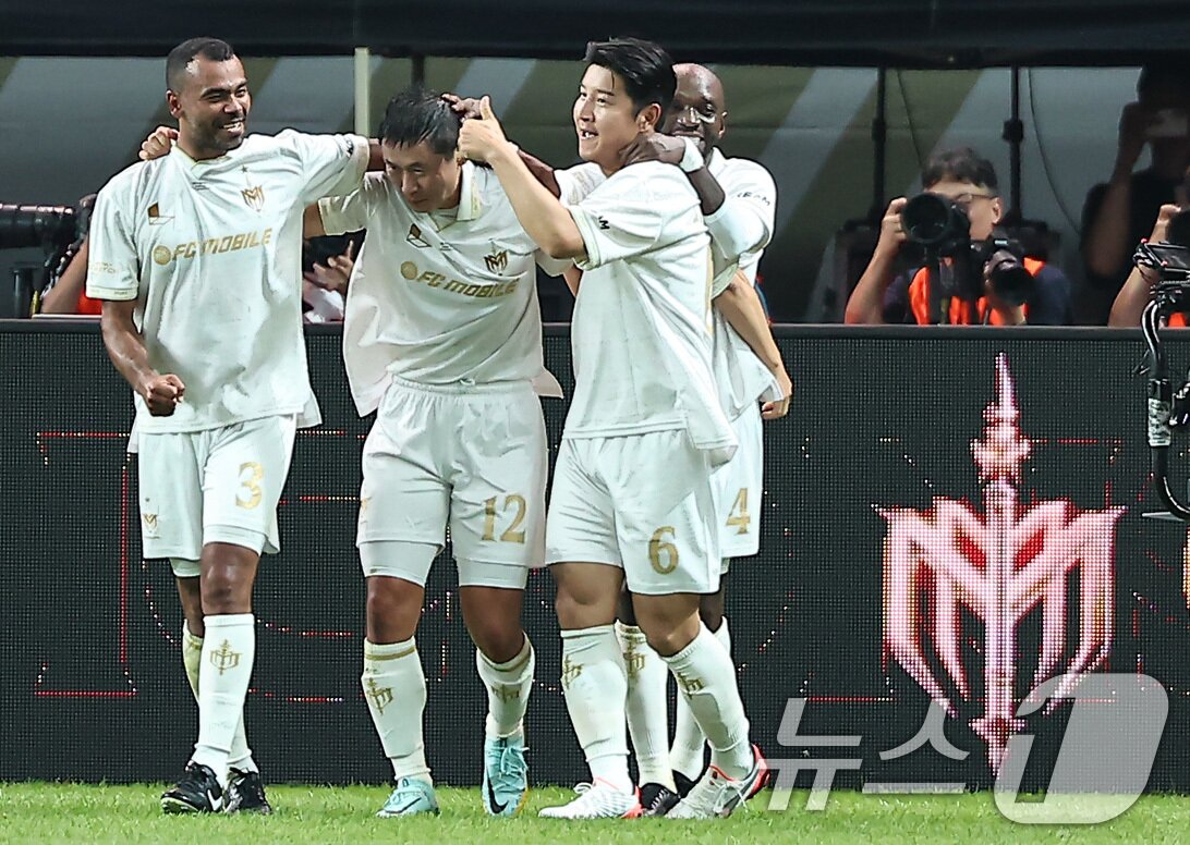 본문 이미지 - 14일 오후 서울 마포구 서울월드컵경기장에서 열린 &#39;2025 넥슨 아이콘매치&#39; FC 스피어와 실드 유나이티드의 경기, 실드 유나이티드 박주호가 역전골을 넣고 동료들과 기뻐하고 있다. 2025.9.14/뉴스1 ⓒ News1 김도우 기자