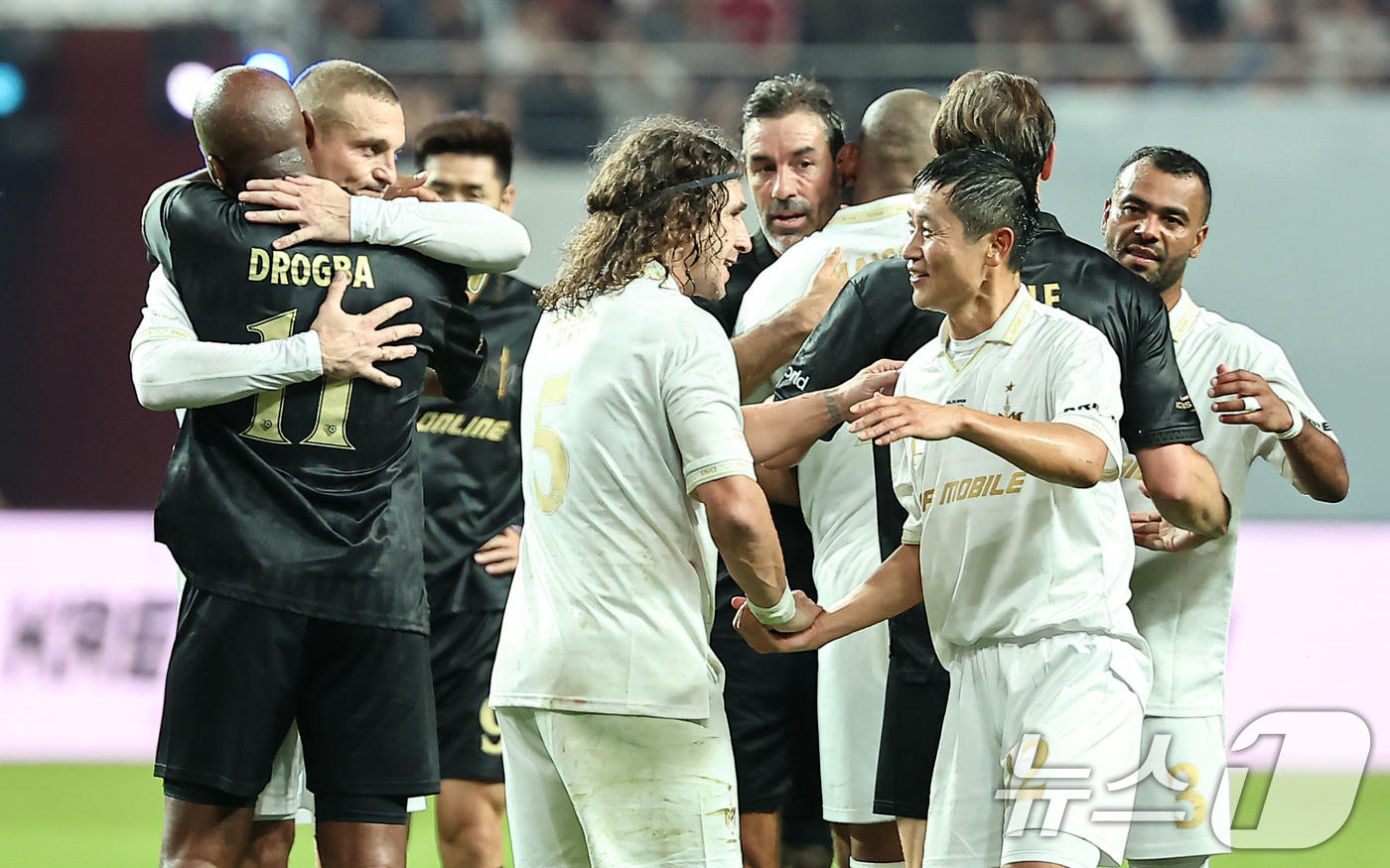 (서울=뉴스1) 김도우 기자 = 14일 오후 서울 마포구 서울월드컵경기장에서 열린 '2025 넥슨 아이콘매치' FC 스피어와 실드 유나이티드의 경기, 실드 유나이티드 선수들이 2대 …