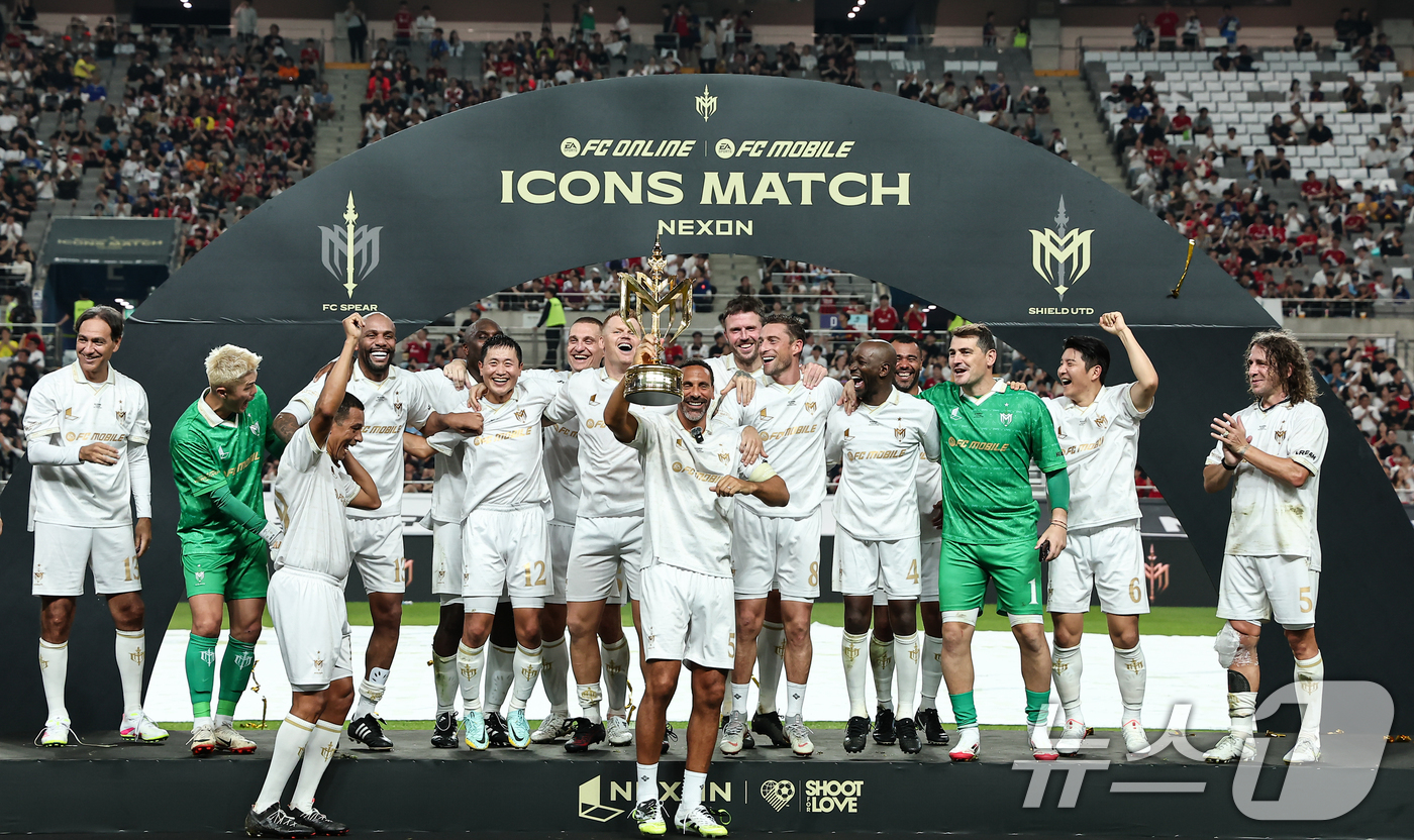 (서울=뉴스1) 김도우 기자 = 14일 오후 서울 마포구 서울월드컵경기장에서 열린 '2025 넥슨 아이콘매치' FC 스피어와 실드 유나이티드의 경기, 실드 유나이티드 선수들이 2대 …