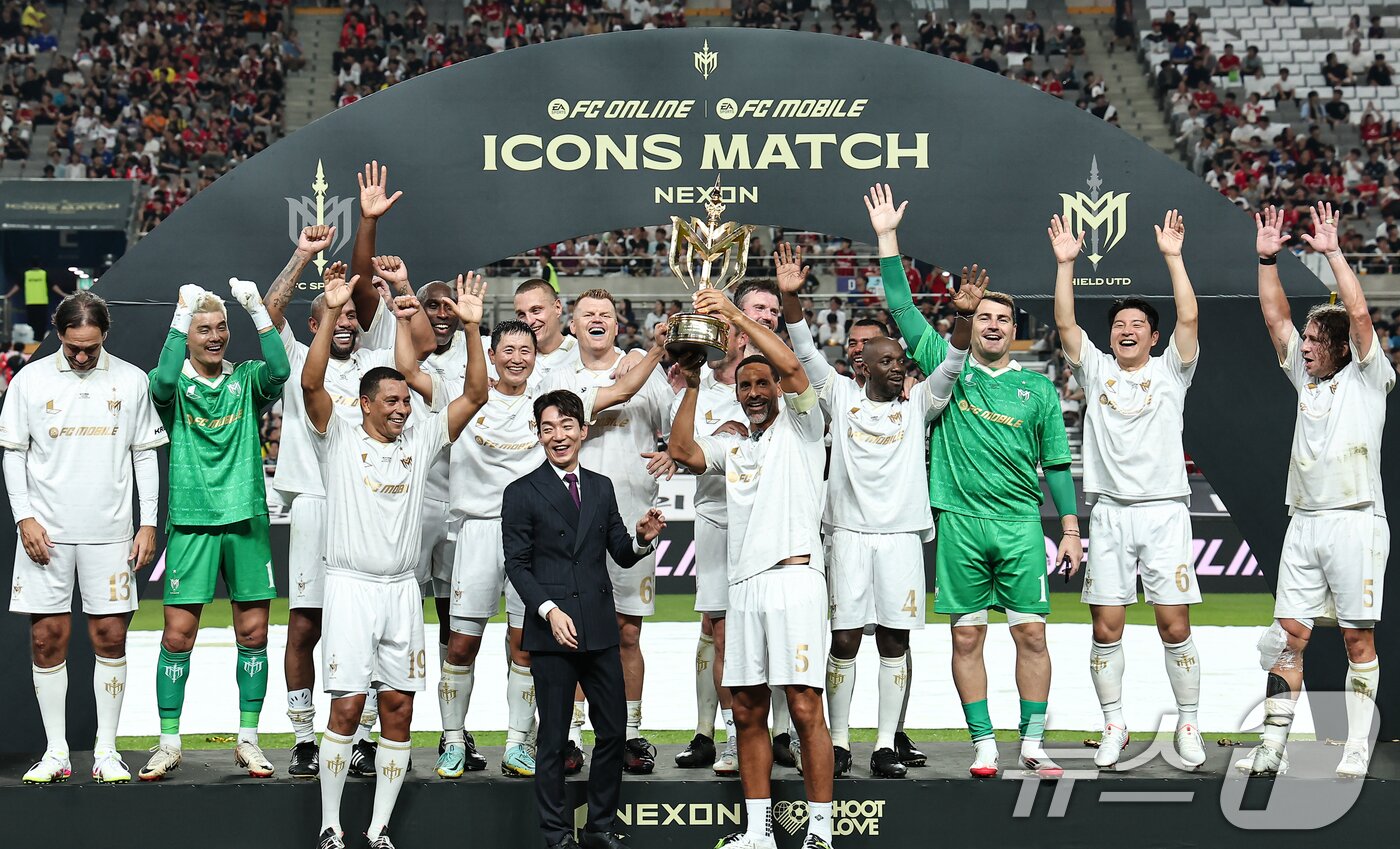 본문 이미지 - 14일 오후 서울 마포구 서울월드컵경기장에서 열린 &#39;2025 넥슨 아이콘매치&#39; FC 스피어와 실드 유나이티드의 경기, 실드 유나이티드 선수들이 2대1 승리 후 트로피를 들고 기뻐하고 있다. 2025.9.14/뉴스1 ⓒ News1 김도우 기자
