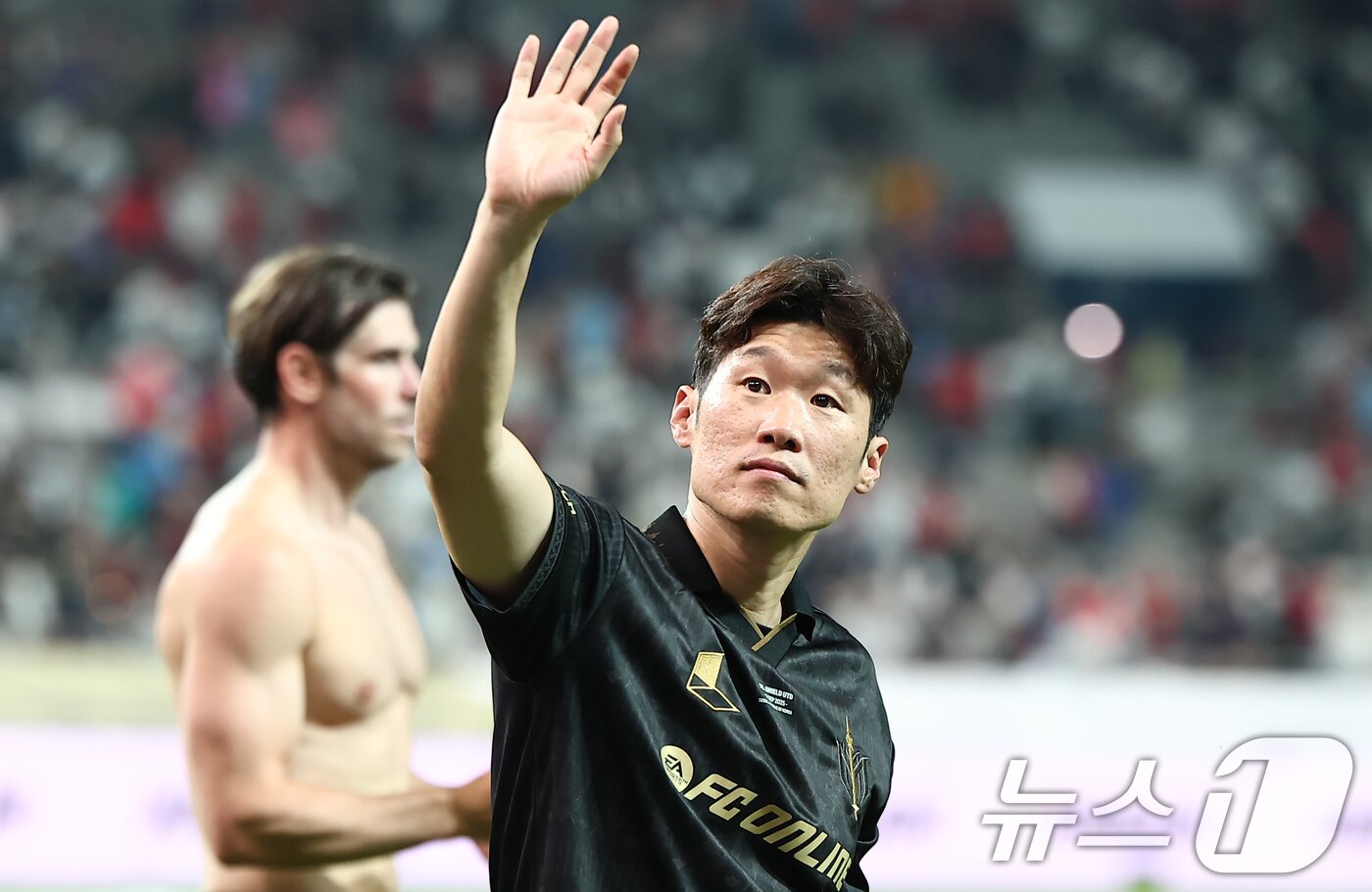 본문 이미지 - 14일 오후 서울 마포구 서울월드컵경기장에서 열린 &#39;2025 넥슨 아이콘매치&#39; FC 스피어와 실드 유나이티드의 경기, FC스피어 박지성이 경기 후 관중에게 인사하고 있다. 2025.9.14/뉴스1 ⓒ News1 김도우 기자