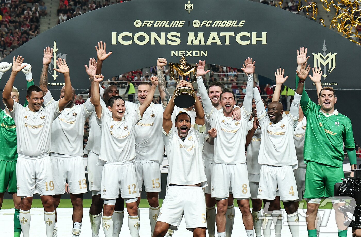 본문 이미지 - 14일 오후 서울 마포구 서울월드컵경기장에서 열린 &#39;2025 넥슨 아이콘매치&#39; FC 스피어와 실드 유나이티드의 경기, 실드 유나이티드 선수들이 2대1 승리 후 트로피를 들고 기뻐하고 있다. 2025.9.14/뉴스1 ⓒ News1 김도우 기자