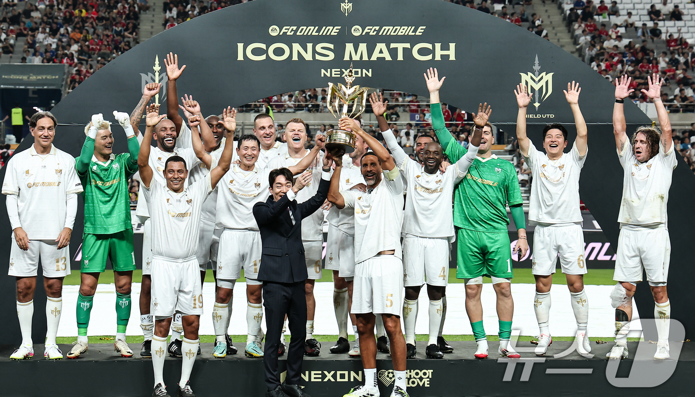 (서울=뉴스1) 김도우 기자 = 14일 오후 서울 마포구 서울월드컵경기장에서 열린 '2025 넥슨 아이콘매치' FC 스피어와 실드 유나이티드의 경기, 실드 유나이티드 선수들이 2대 …