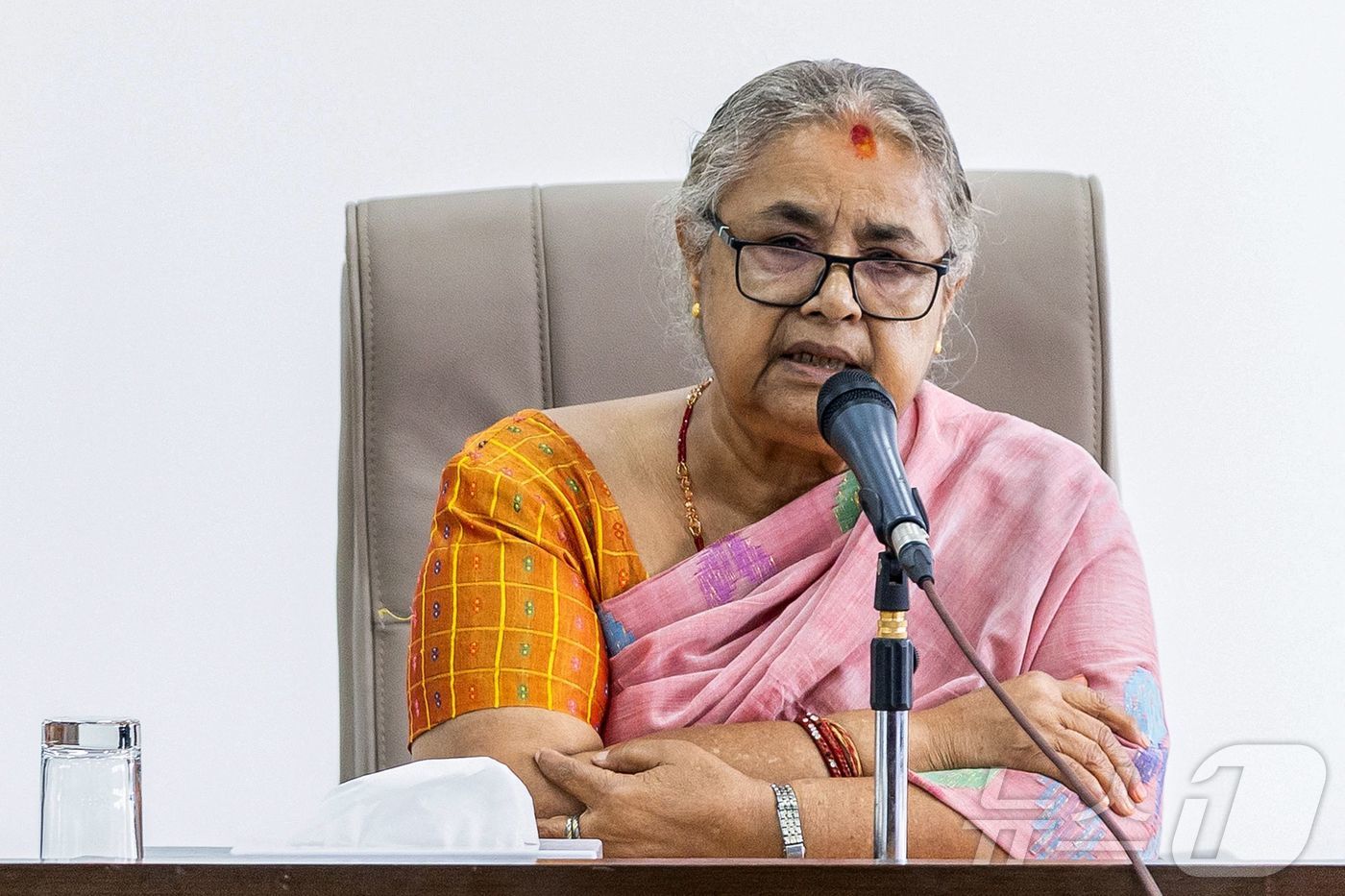 (카트만두 AFP=뉴스1) 윤다정 기자 = 수실라 카르키 네팔 임시정부 신임 총리가 14일(현지시간) 카트만두 총리실에서 공식 업무를 시작하고 관계자들과 대화를 나누고 있다. 20 …