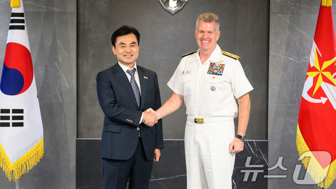 (서울=뉴스1) = 안규백 국방부장관이 14일 서울 용산구 국방부에서 사무엘 파파로 미국 인도태평양사령관을 접견하고 있다. (국방부 제공, 재판매 및 DB금지) 2025.9.14/ …