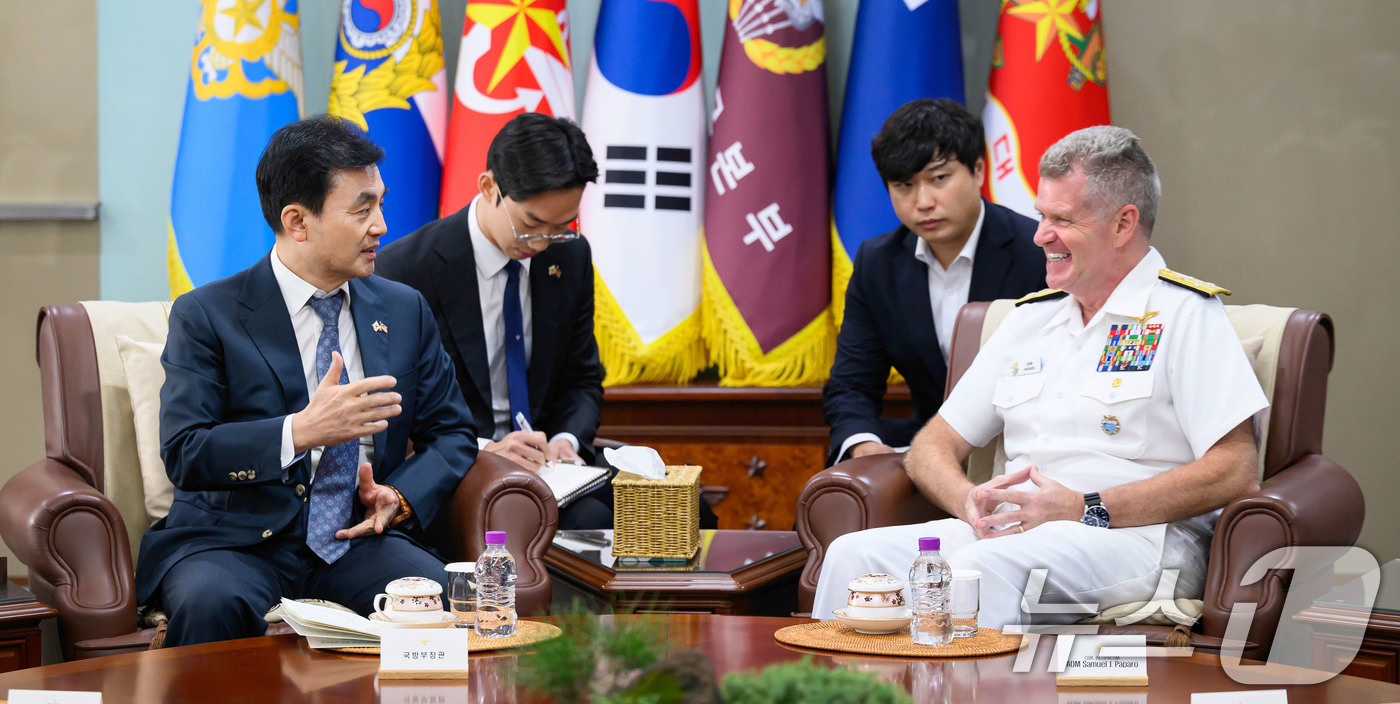 (서울=뉴스1) = 안규백 국방부장관이 14일 서울 용산구 국방부에서 사무엘 파파로 미국 인도태평양사령관을 접견하고 있다. (국방부 제공, 재판매 및 DB금지) 2025.9.14/ …