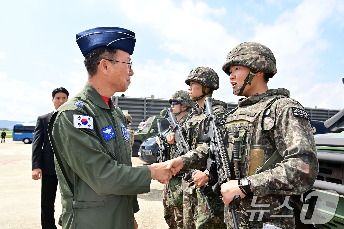 (서울=뉴스1) = 손석락 공군참모총장이 14일 공군 김해기지를 찾아 APEC 정상회의 지원임무를 담당하는 제5공중기동비행단 대테러 임무 요원들을 격려하고 있다. (공군 제공, 재 …