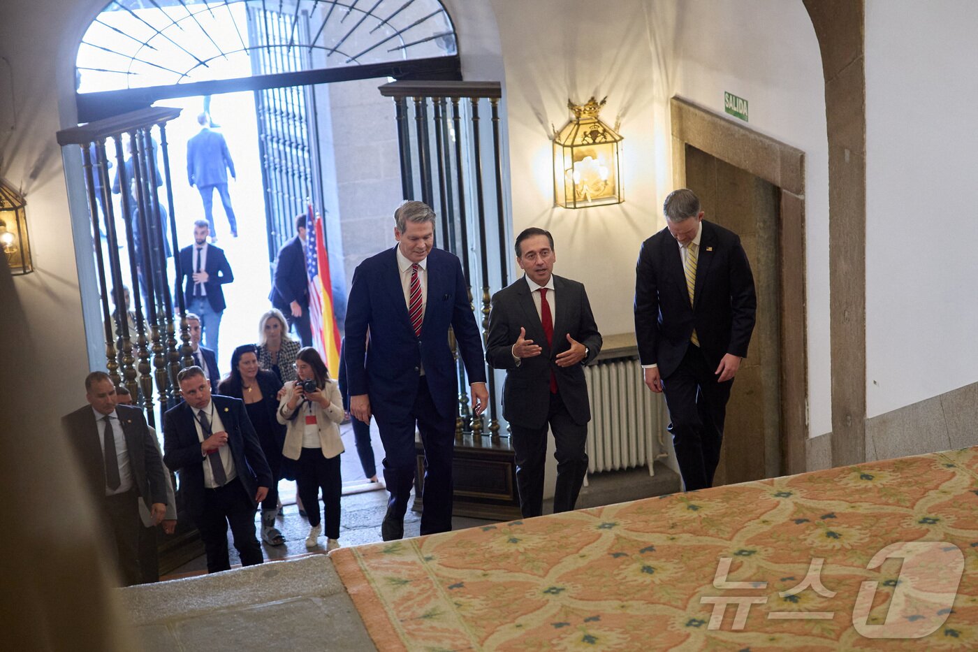 본문 이미지 - 스콧 베선트 미국 재무부 자관과 제이미슨 그리어 미국무역대표부(USTR) 대표가 14일(현지시간) 스페인 마드리드에서 호세 마누엘 알바레스 스페인 외무장관의 아내로 중국과의 제4차 고위급 무역협상을 위한 회담장에 들어서고 있다. 2025.09.14. ⓒ 로이터=뉴스1 ⓒ News1 류정민 특파원