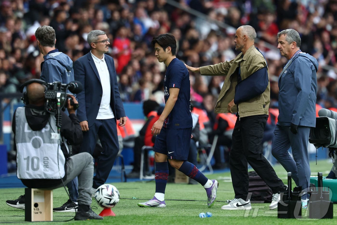 본문 이미지 - 파리 생제르맹 이강인(오른쪽에서 세 번째)이 15일(한국시간) 열린 2025-26 프랑스 리그1 랑스와 4라운드에서 후반 12분 오른쪽 발목 부상으로 교체됐다. ⓒ AFP=뉴스1