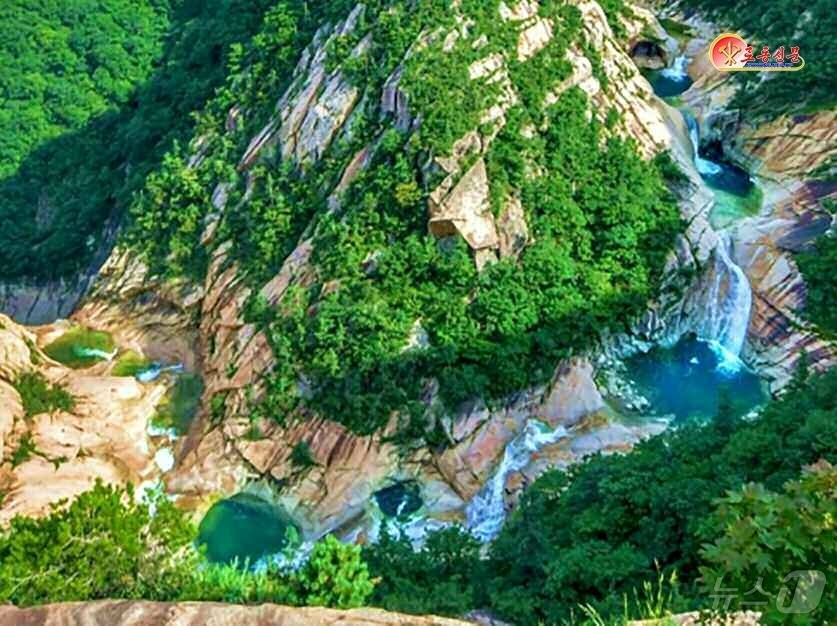 (평양 노동신문=뉴스1) = 북한 노동당 기관지 노동신문은 15일 '세계문화 및 자연유산 금강산' 제하의 특집 기사에서 "금강산은 경관의 다양성과 풍부성, 미학성에 있어서 매우 보 …