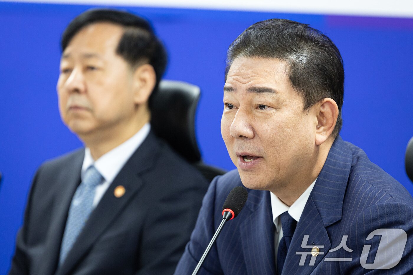 본문 이미지 - 김병기 더불어민주당 원내대표가 15일 서울 여의도 국회 의원회관에서 열린 추석 민생안정대책 당정협의에서 모두 발언을 하고 있다. 2025.9.15/뉴스1 ⓒ News1 유승관 기자