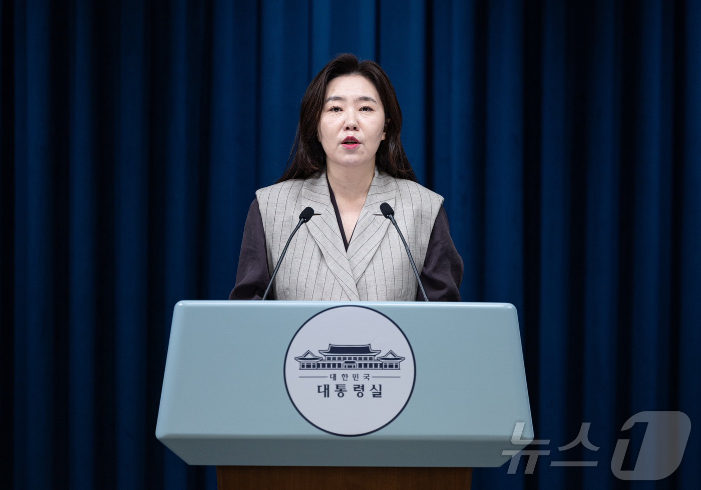 (서울=뉴스1) 이재명 기자 = 강유정 대통령실 대변인이 15일 서울 용산 대통령실 청사에서 핵심규제 합리화 전략회의 관련 브리핑을 하고 있다. 2025.9.15/뉴스1