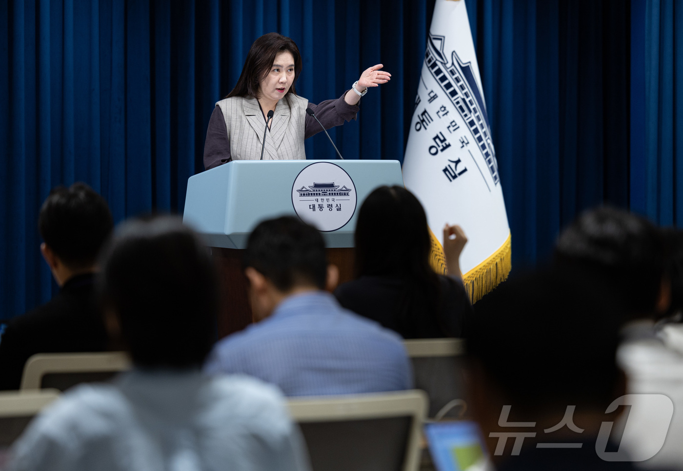 (서울=뉴스1) 이재명 기자 = 강유정 대통령실 대변인이 15일 서울 용산 대통령실 청사에서 핵심규제 합리화 전략회의 관련 브리핑을 마친 후 취재진 질문을 받고 있다. 2025.9 …