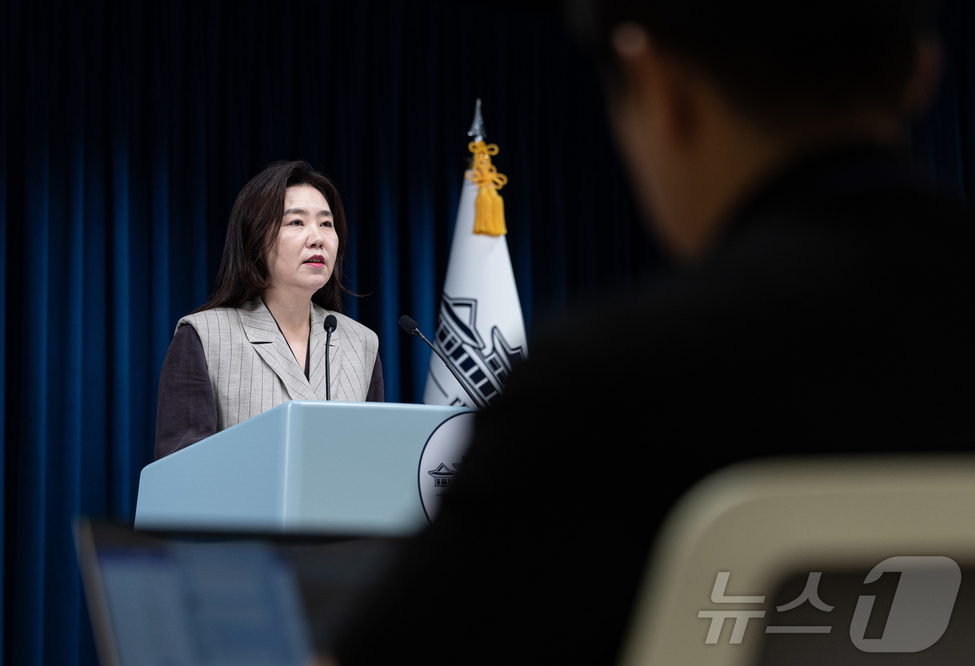 (서울=뉴스1) 이재명 기자 = 강유정 대통령실 대변인이 15일 서울 용산 대통령실 청사에서 핵심규제 합리화 전략회의 관련 브리핑을 하고 있다. 2025.9.15/뉴스1
