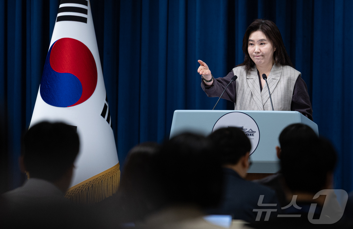 (서울=뉴스1) 이재명 기자 = 강유정 대통령실 대변인이 15일 서울 용산 대통령실 청사에서 핵심규제 합리화 전략회의 관련 브리핑을 마친 후 취재진 질문을 받고 있다. 2025.9 …