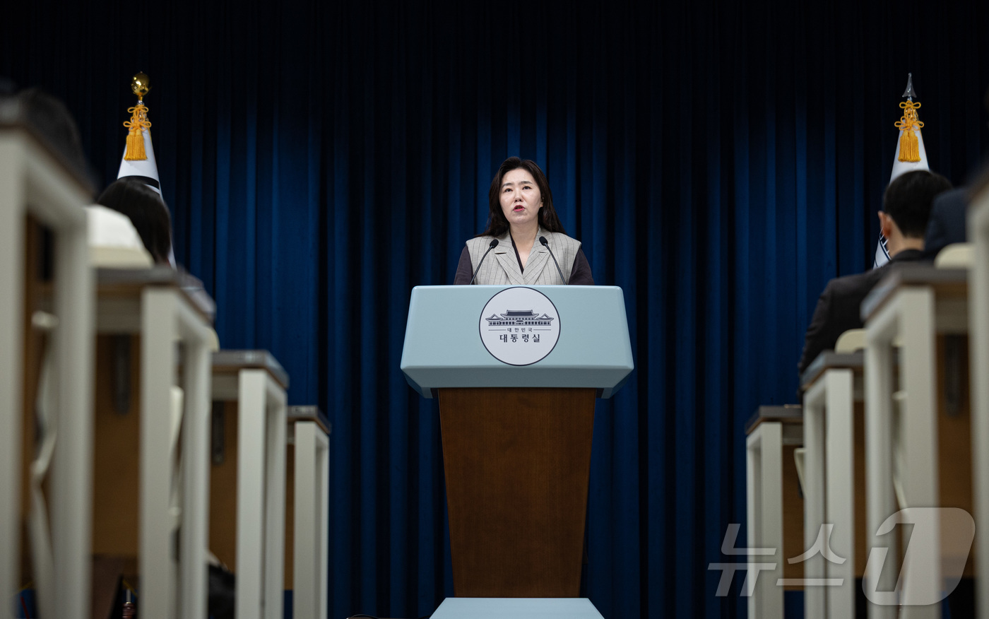 (서울=뉴스1) 이재명 기자 = 강유정 대통령실 대변인이 15일 서울 용산 대통령실 청사에서 핵심규제 합리화 전략회의 관련 브리핑을 하고 있다. 2025.9.15/뉴스1
