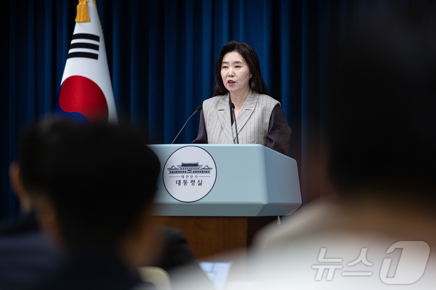 (서울=뉴스1) 이재명 기자 = 강유정 대통령실 대변인이 15일 서울 용산 대통령실 청사에서 핵심규제 합리화 전략회의 관련 브리핑을 하고 있다. 2025.9.15/뉴스1