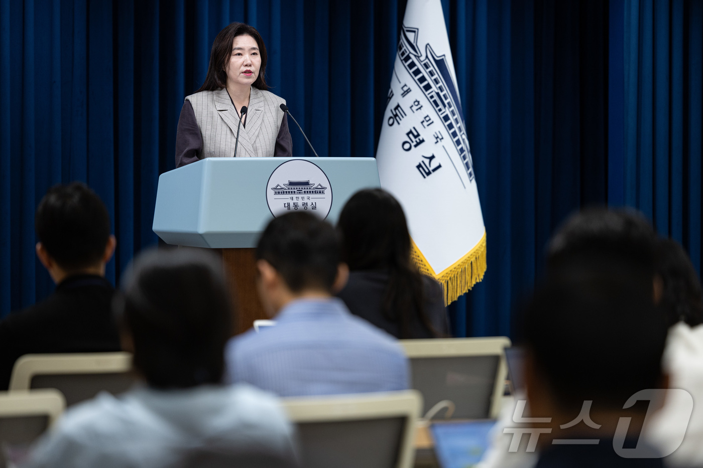 (서울=뉴스1) 이재명 기자 = 강유정 대통령실 대변인이 15일 서울 용산 대통령실 청사에서 핵심규제 합리화 전략회의 관련 브리핑을 하고 있다. 2025.9.15/뉴스1