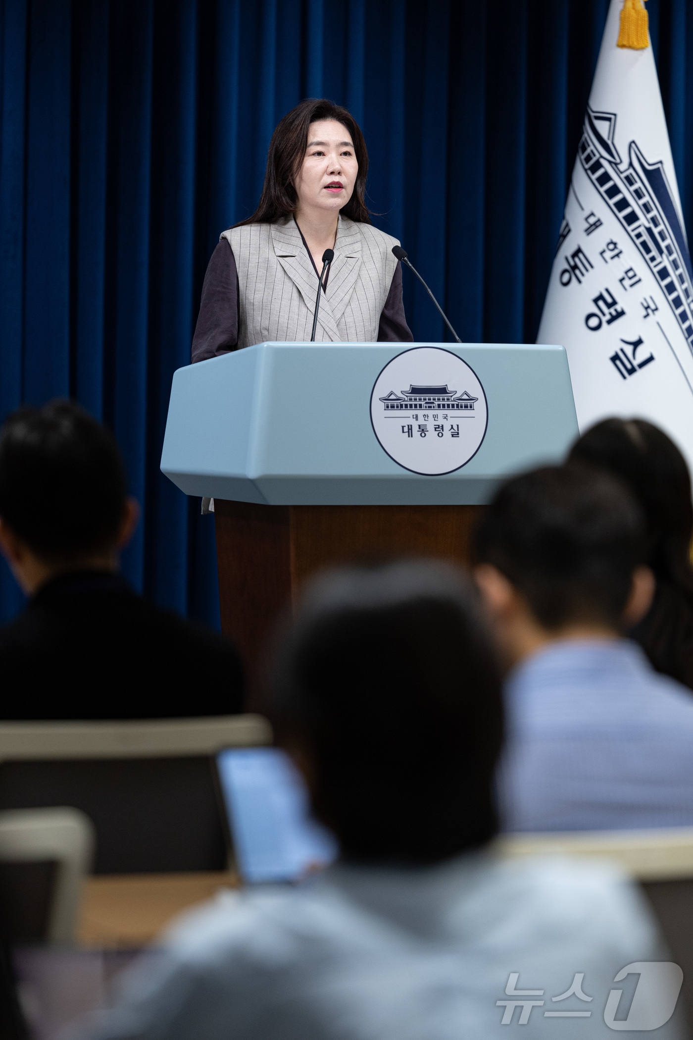 (서울=뉴스1) 이재명 기자 = 강유정 대통령실 대변인이 15일 서울 용산 대통령실 청사에서 핵심규제 합리화 전략회의 관련 브리핑을 하고 있다. 2025.9.15/뉴스1