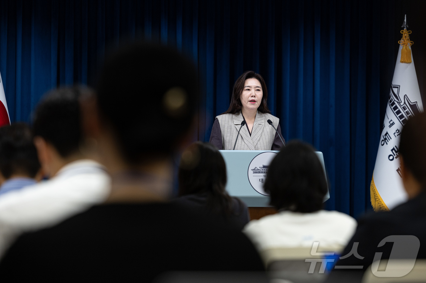 (서울=뉴스1) 이재명 기자 = 강유정 대통령실 대변인이 15일 서울 용산 대통령실 청사에서 핵심규제 합리화 전략회의 관련 브리핑을 하고 있다. 2025.9.15/뉴스1