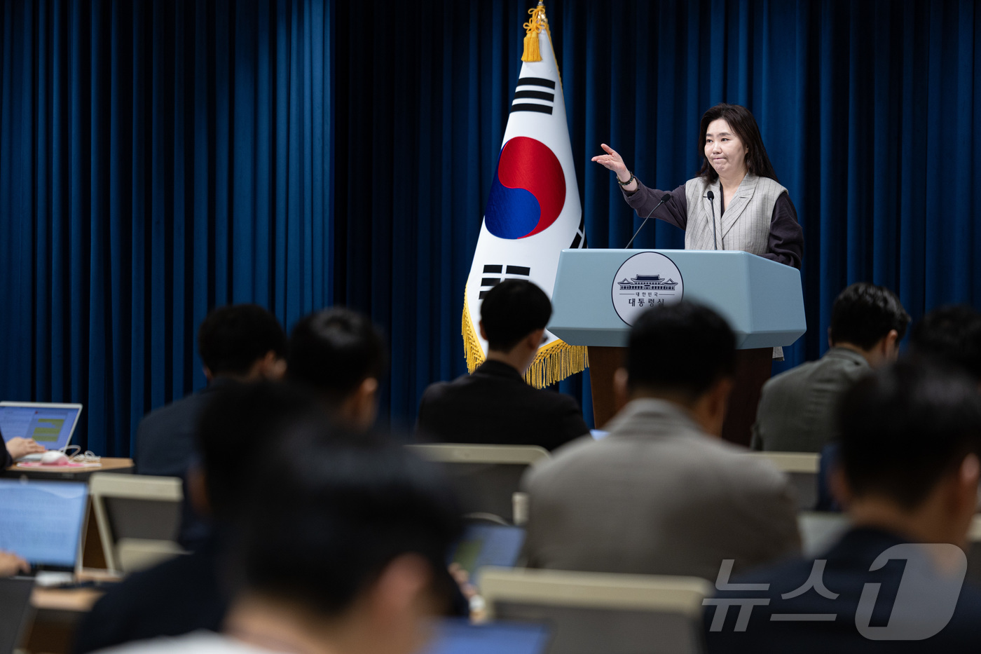 (서울=뉴스1) 이재명 기자 = 강유정 대통령실 대변인이 15일 서울 용산 대통령실 청사에서 핵심규제 합리화 전략회의 관련 브리핑을 마친 후 취재진 질문을 받고 있다. 2025.9 …