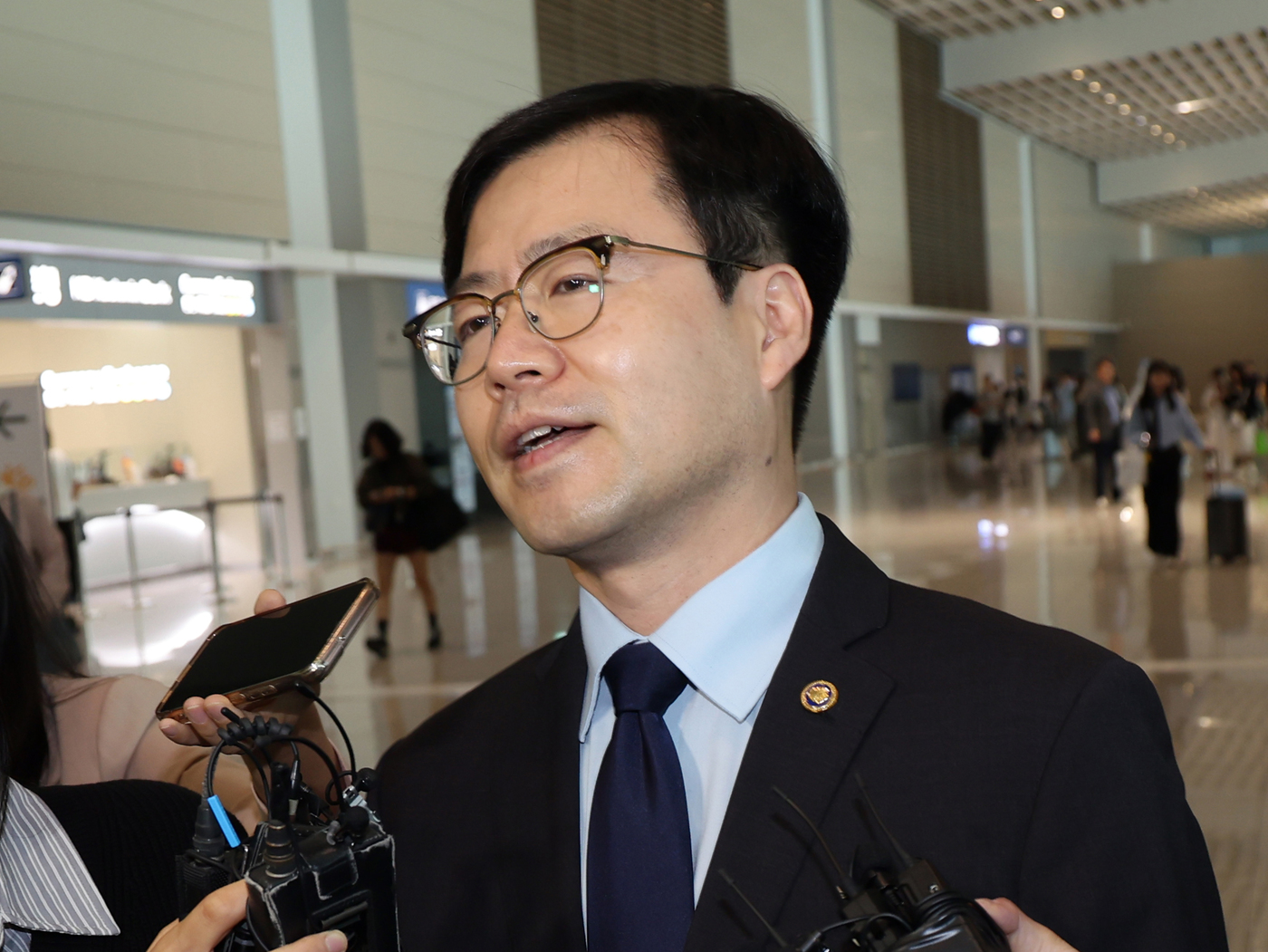 (인천공항=뉴스1) 황기선 기자 = 여한구 산업통상자원부 통상교섭본부장이 15일 오전 인천국제공항에서 미국 워싱턴 DC로 출국하며 취재진 질문에 답하고 있다.미국 출장길에 오른 여 …