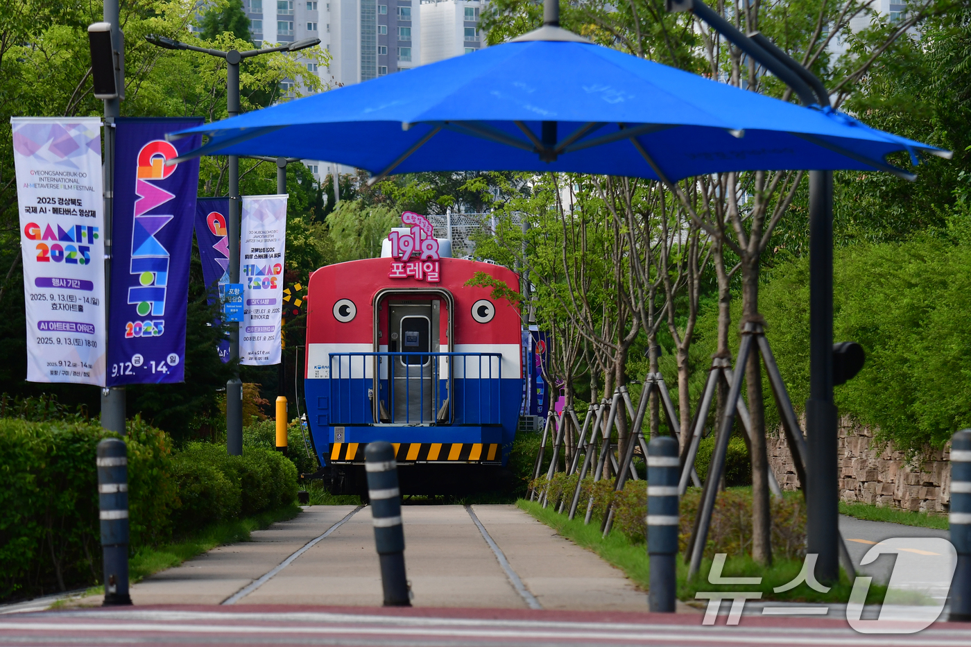 (포항=뉴스1) 최창호 기자 = 15일 경북 포항시 남구 철길 숲에서 '1918 포레일' 전시 열차가 운영 중이다.내부에는 기관사 체험 등을 할 수 있는 시스템이 갖춰져 있으며 오 …