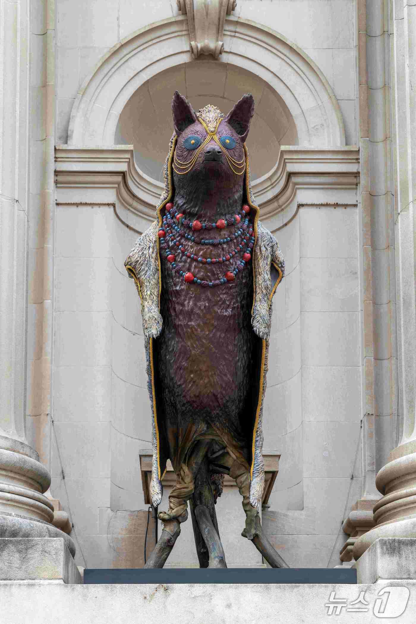 본문 이미지 - 《더 제네시스 파사드 커미션: 제프리 깁슨, The Animal That Therefore I Am》,&lt;em&gt;they are witty and transform themselves in order to guide us nashoba holba / wayaha /coyote,&lt;/em&gt; 실리콘 청동에 파티나 마감, 2025 ⓒ The Metropolitan Museum of Art, 사진: Eugenia Burnett Tinsley 