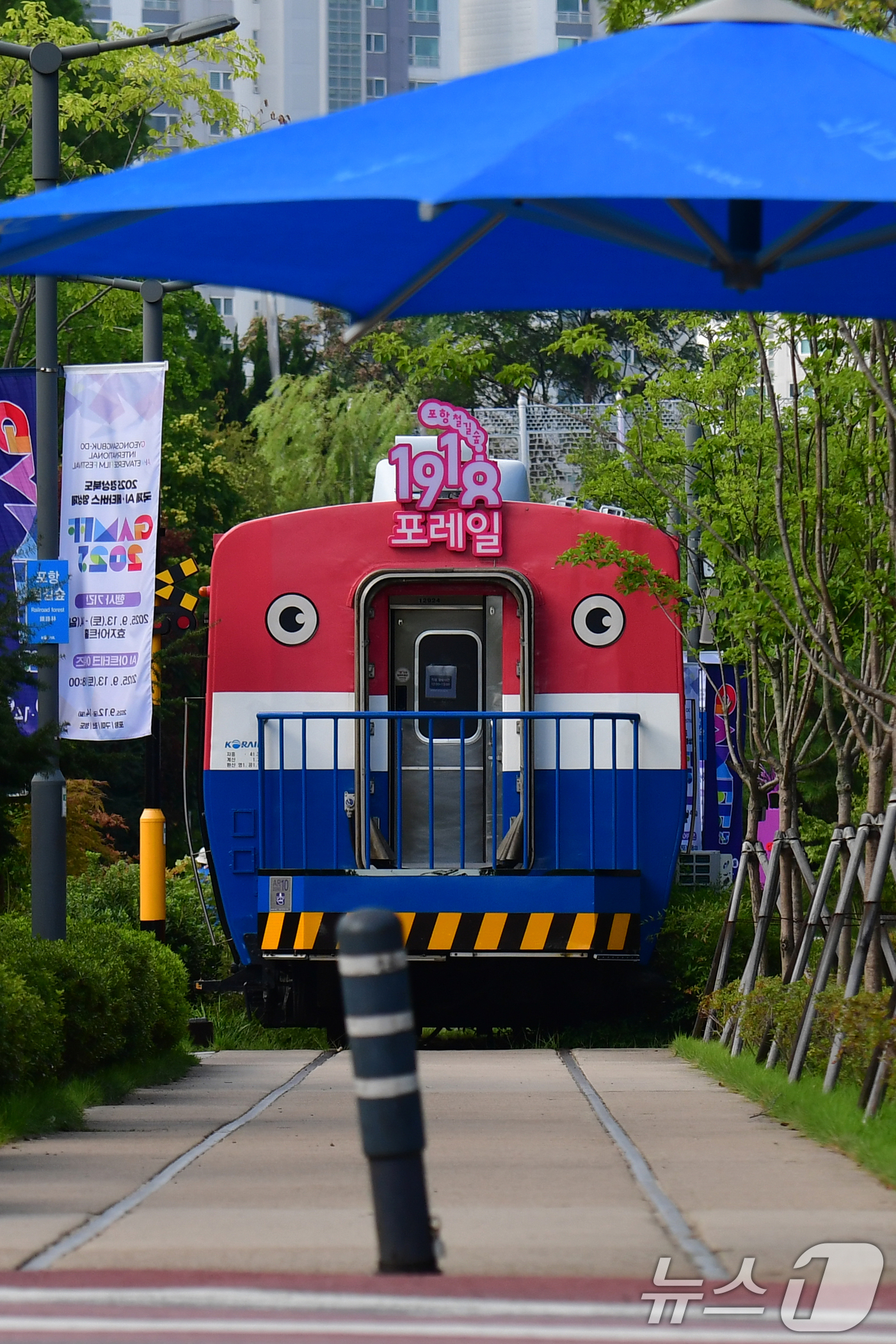 (포항=뉴스1) 최창호 기자 = 15일 경북 포항시 남구 철길 숲에서 '1918 포레일' 전시 열차가 운영 중이다.내부에는 기관사 체험 등을 할 수 있는 시스템이 갖춰져 있으며 오 …