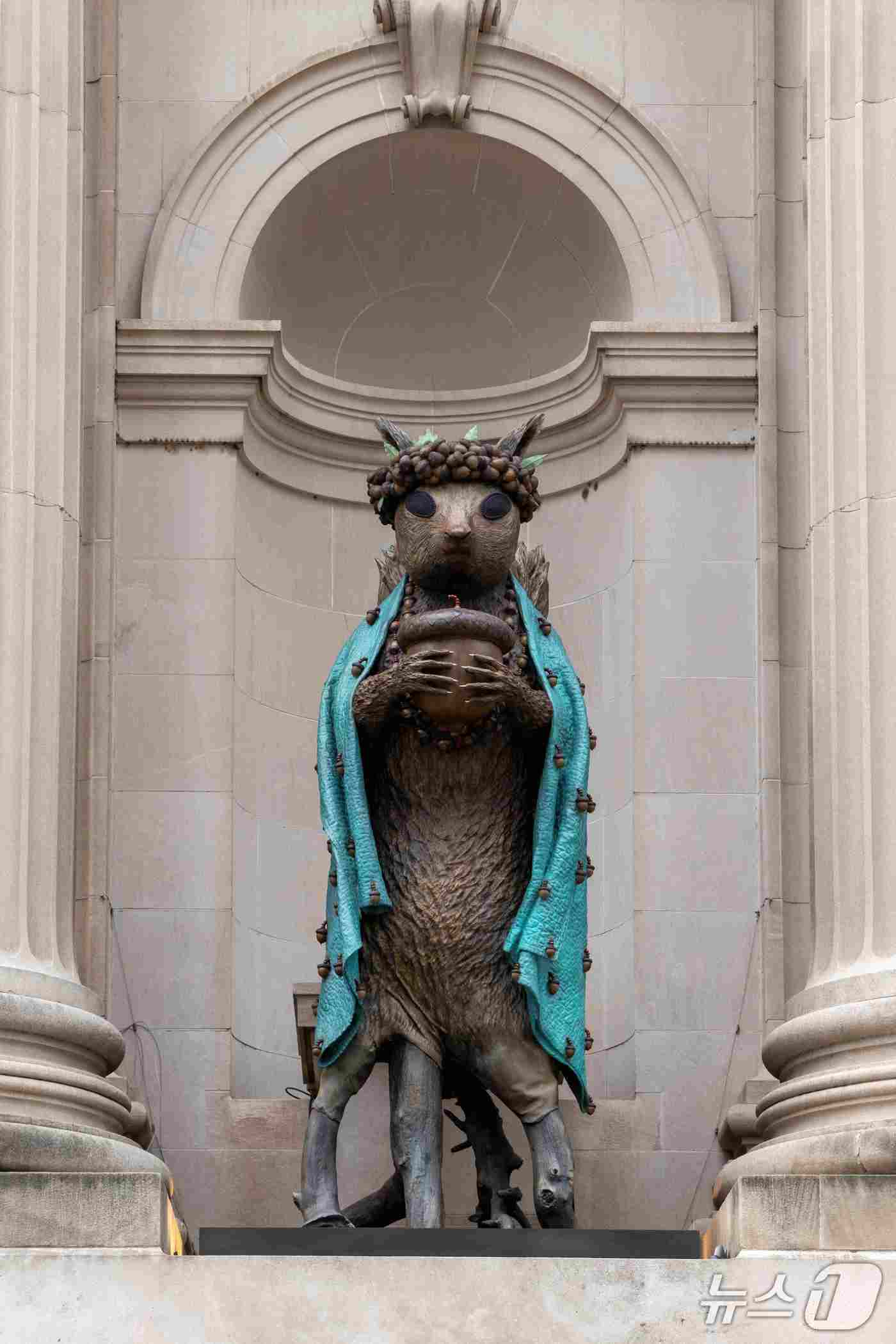 본문 이미지 -  《더 제네시스 파사드 커미션: 제프리 깁슨, The Animal That Therefore I Am》,they plan and prepare for the future fvni / sa lo li / squirrel, 실리콘 청동에 파티나 마감, 2025 ⓒ The Metropolitan Museum of Art, 사진:Eugenia Burnett Tinsley