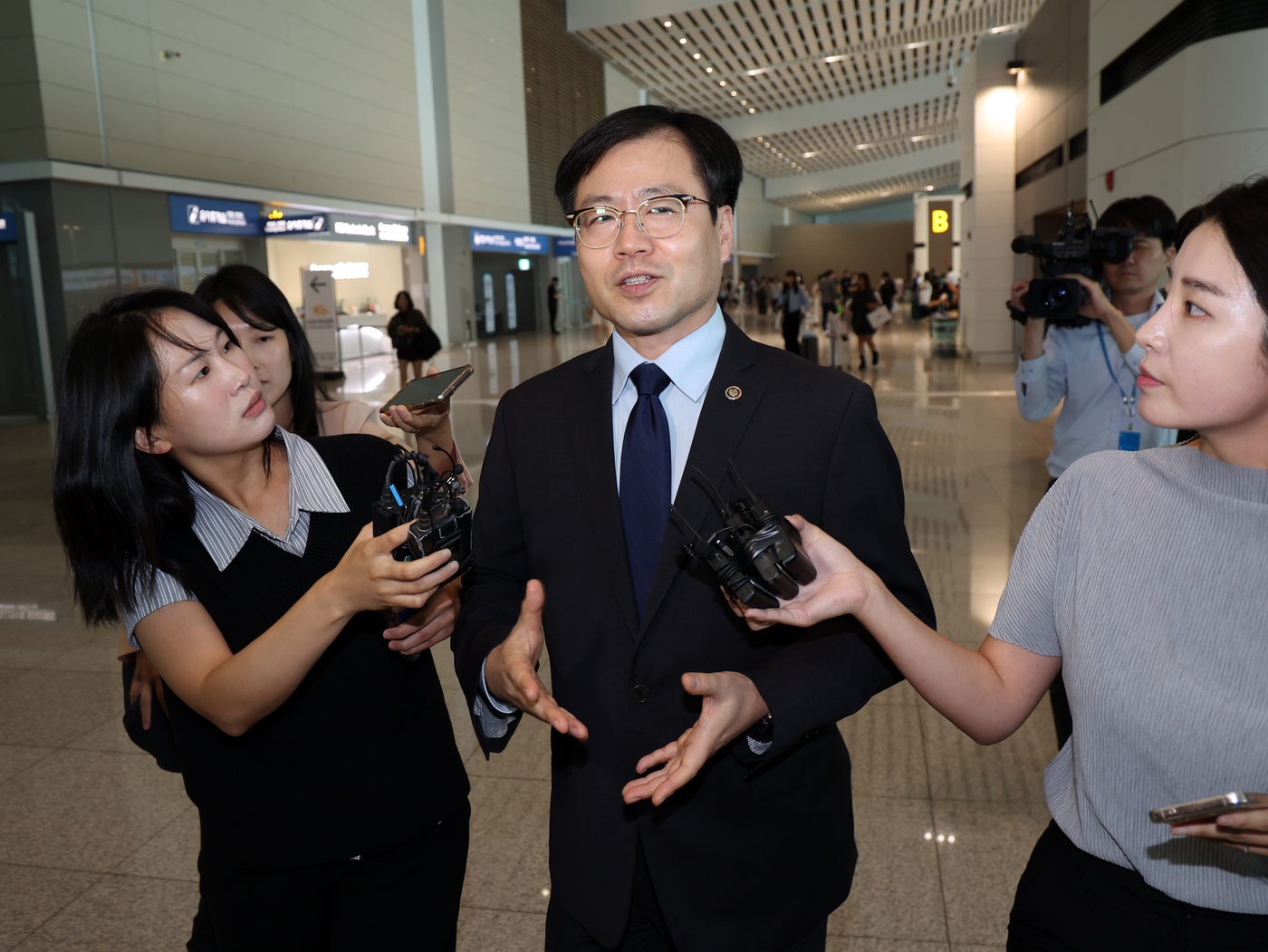 (인천공항=뉴스1) 황기선 기자 = 여한구 산업통상자원부 통상교섭본부장이 15일 오전 인천국제공항에서 미국 워싱턴 DC로 출국하며 취재진 질문에 답하고 있다.미국 출장길에 오른 여 …